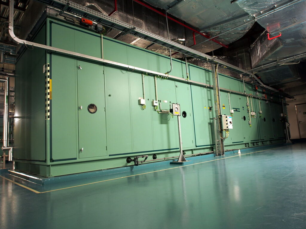 機械室に置かれた空調機(AHU)空気をろ過・冷暖・加湿してダクトへ送り出す大型の箱