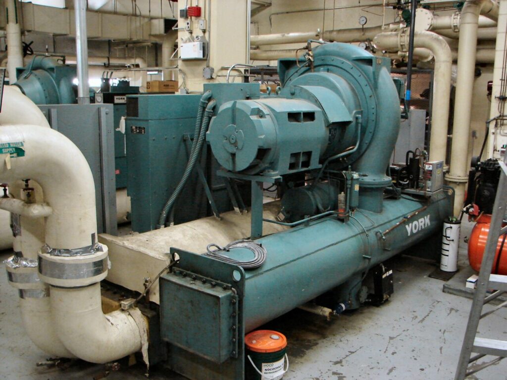 機械室に設置された冷凍機(チラー)建物全体に冷水をつくって送り出す熱源機