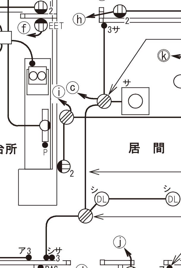 令和5年度上期 第二種電気工事士 学科試験（午前）配線図 問34・④の区間の上端と下端。上端は回路ⓒが入るジョイントボックスで照明「サ」と3路スイッチ「3サ」につながり、下端のジョイントボックスはダウンライト「シ」2つと、下のスイッチ「シ」「サ3」「ア3」につながっている。